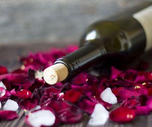 Wino różane jak z ogrodu babci – przepis na wino z płatków róży na drożdżach winiarskich