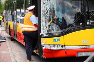 Wypadek miejskiego autobusu w Warszawie: Wszystko nagrała kamera [WIDEO]
