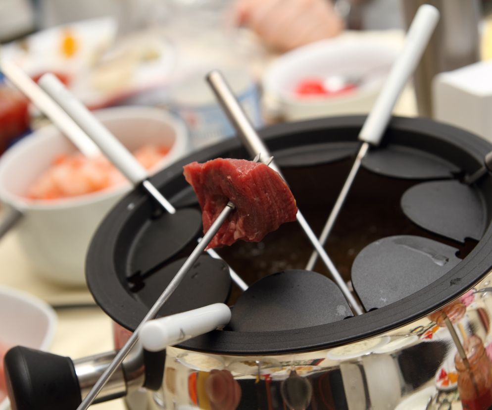Fondue mięsne: przepis na niebanalną przekąskę 