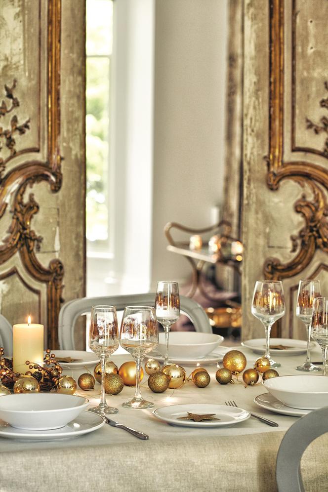 Barokowo złota dekoracja stołu na Sylwestra w domu