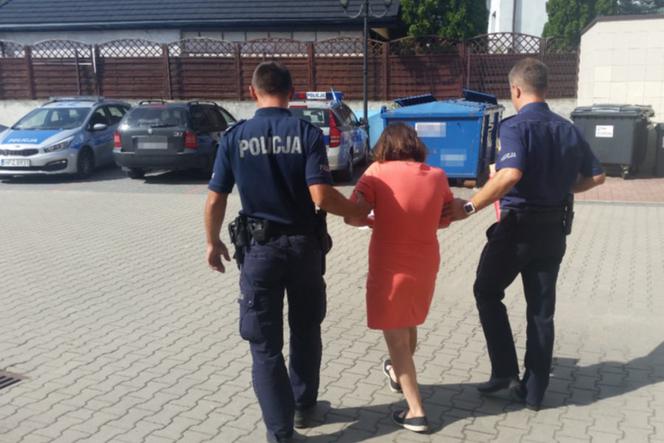 Policjanci z zatrzymaną kobietą