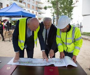 Prezydent Torunia Michał Zaleski podpisał umowę z ministrem infrastruktury Andrzejem Adamczykiem