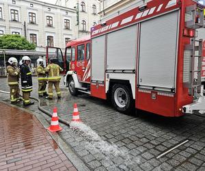 Nawałnica nad Gnieznem. Miasto zalały strumienie wody po ulewie i gradobiciu [ZDJĘCIA].