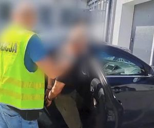 Ruszył z szablą na policjantów! Miał też granaty