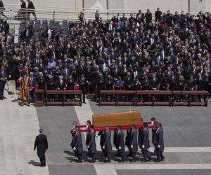 Gafy polityków na pogrzebie papieża Franciszka! Telefony i stroje