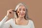 Sekretny trik makijażystów na przykrycie zmarszczek pod oczami. Kobiety po 50-tce pokochają ten patent. Jeden ruch zdziała cuda. Sprawdź, jak się malować? 