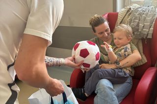 Zawodnicy ŁKS-u odwiedzili małych pacjentów łódzkiego szpitala. Wręczyli im świąteczne prezenty