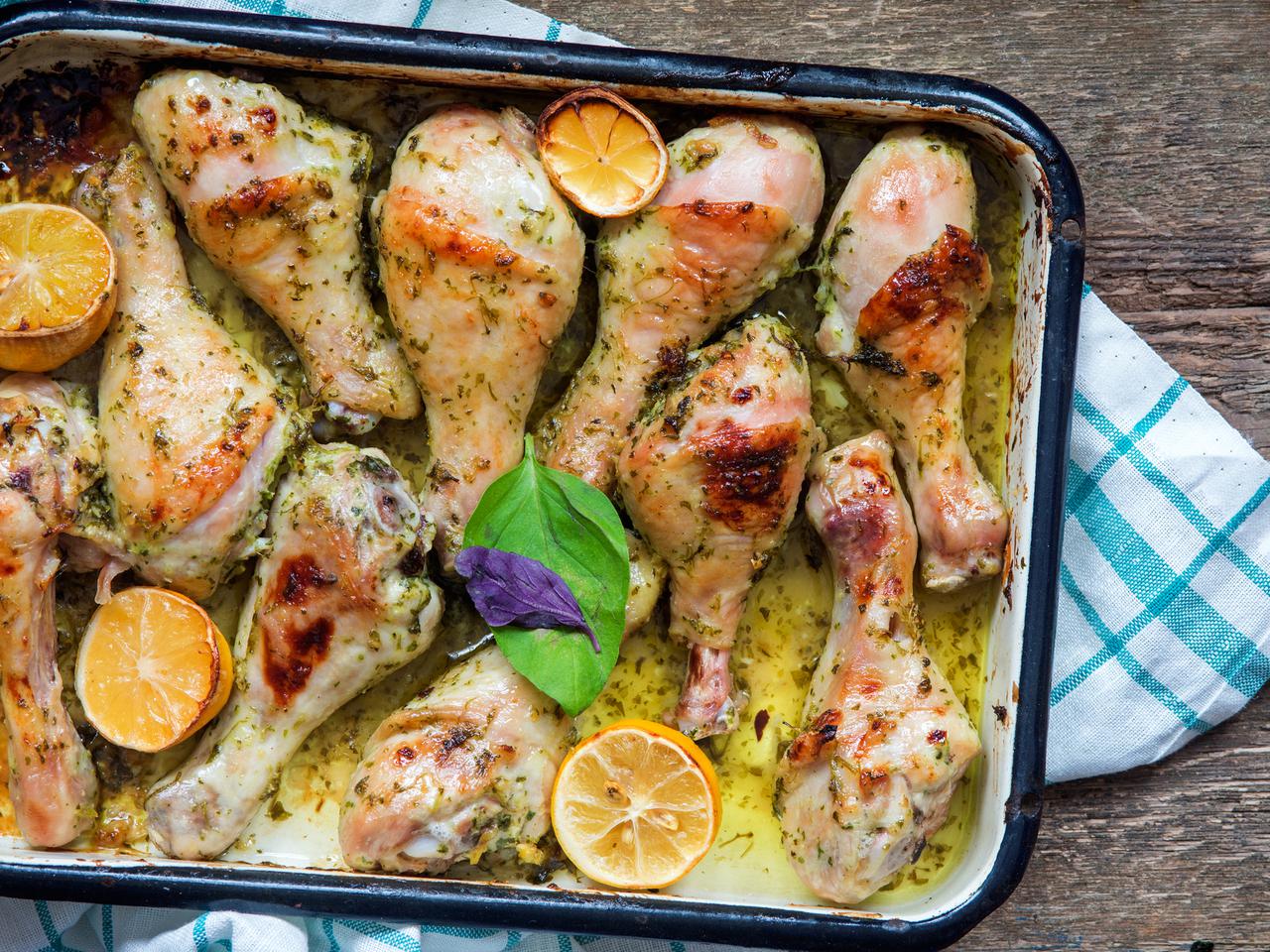 Pałki kurczaka pieczone z cytryną i czosnkiem: soczyste, miękkie, pyszne
