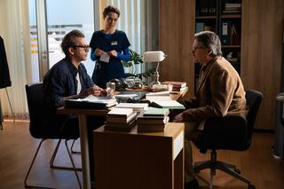 Na dobre i na złe odc. 885: Artur Bart (Piotr Głowacki), Julka Burska (Aleksandra Hamkało), psychiatra (Mariusz Krzemiński) 