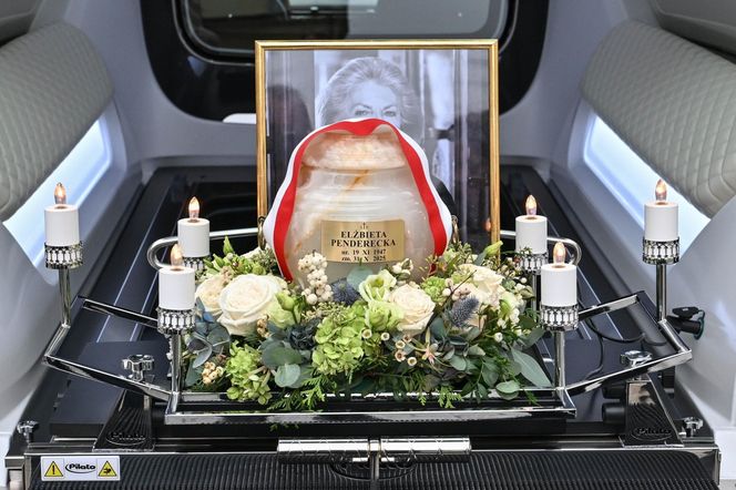 Pożegnali wielką damę polskiej kultury. Kidawa-Błońska przesłała piękny wieniec