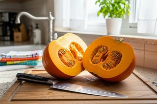 Jak obrać dynię? Tak uporasz się z twardą skórą 