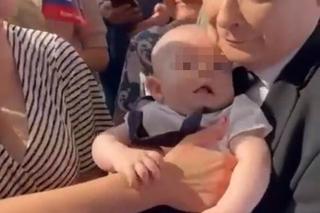 Jarosław Kaczyński z dzidziusiem na rękach ależ on go tuli 