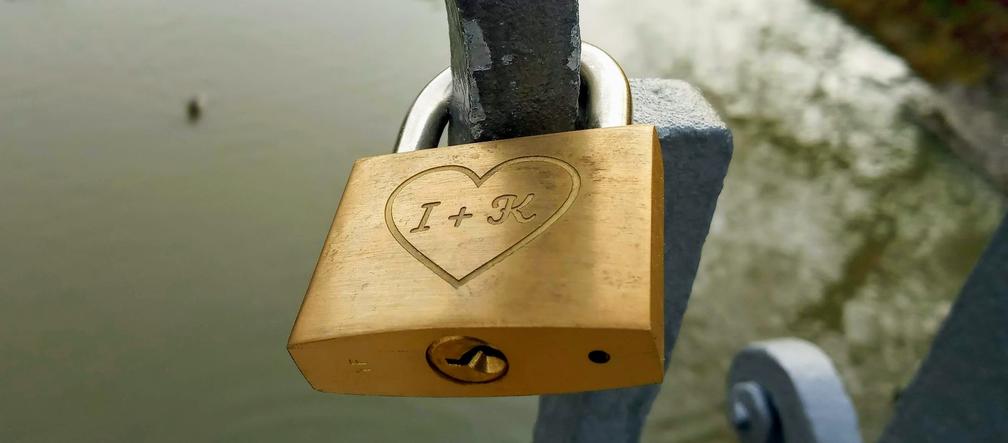 Wbrew zakazom, kłódki miłości pojawiają się na mostku nad Rusałką