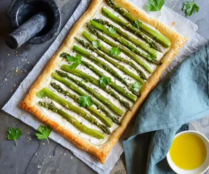 Tarta ze szparagami i pesto z czosnku niedźwiedziego. To proste danie, ale zauroczy każdego