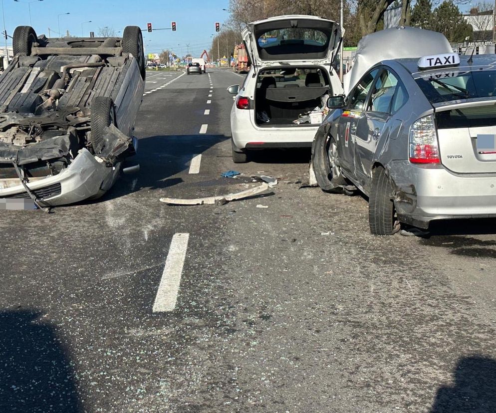 Dachowanie na Bemowie po zderzeniu trzech aut