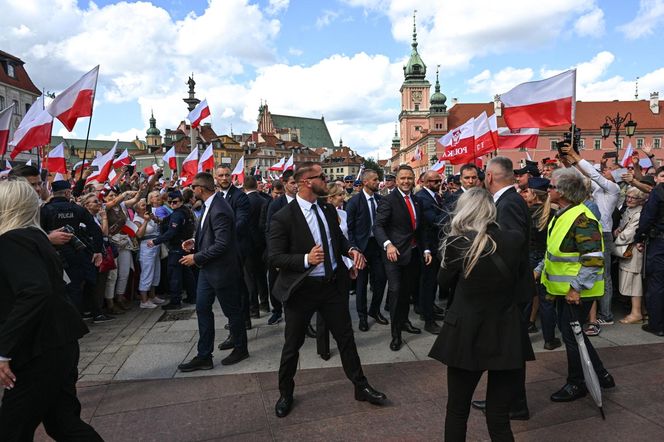 Uroczyste wejście Pary Prezydenckiej do Pałacu Prezydenckiego. Przemarsz ulicami Warszawy