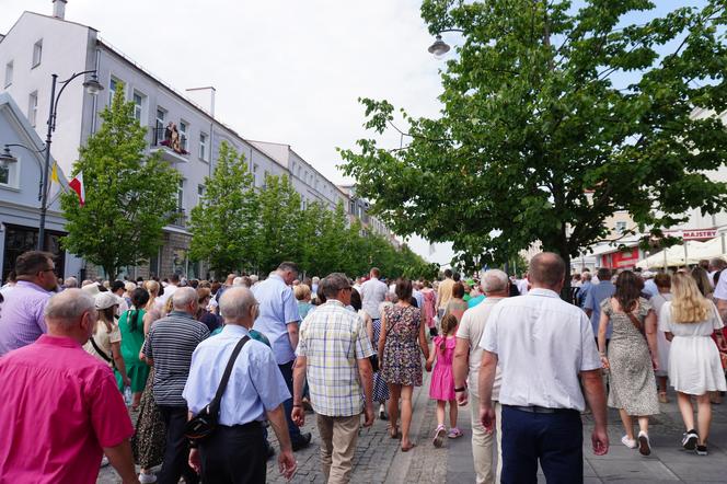 Boże Ciało 2024. Tłumy wiernych przeszły w procesji ulicami Białegostoku