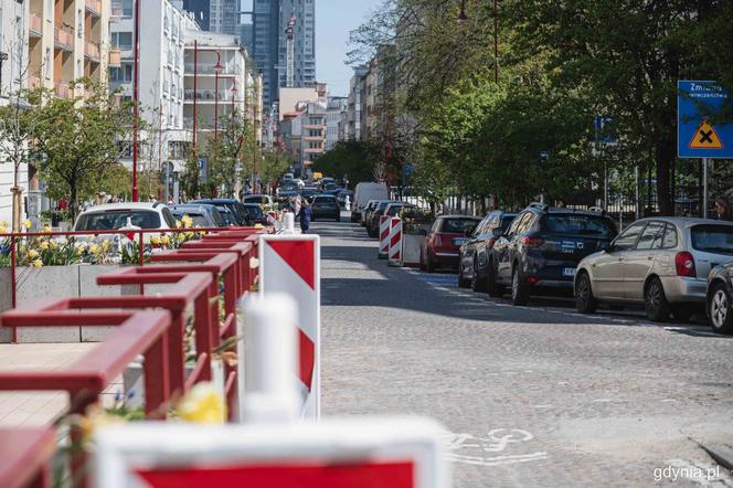 Remont ul. Starowiejskiej w Gdyni na ukończeniu. Zmieniła się organizacja ruchu, a kierowcy jeżdżą ‘pod prąd’