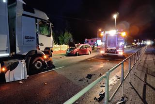 TIR z naczepą wbił się w volkswagena! Śmigłowiec zabrał dziewczynkę do szpitala. Wypadek w Paradyżu