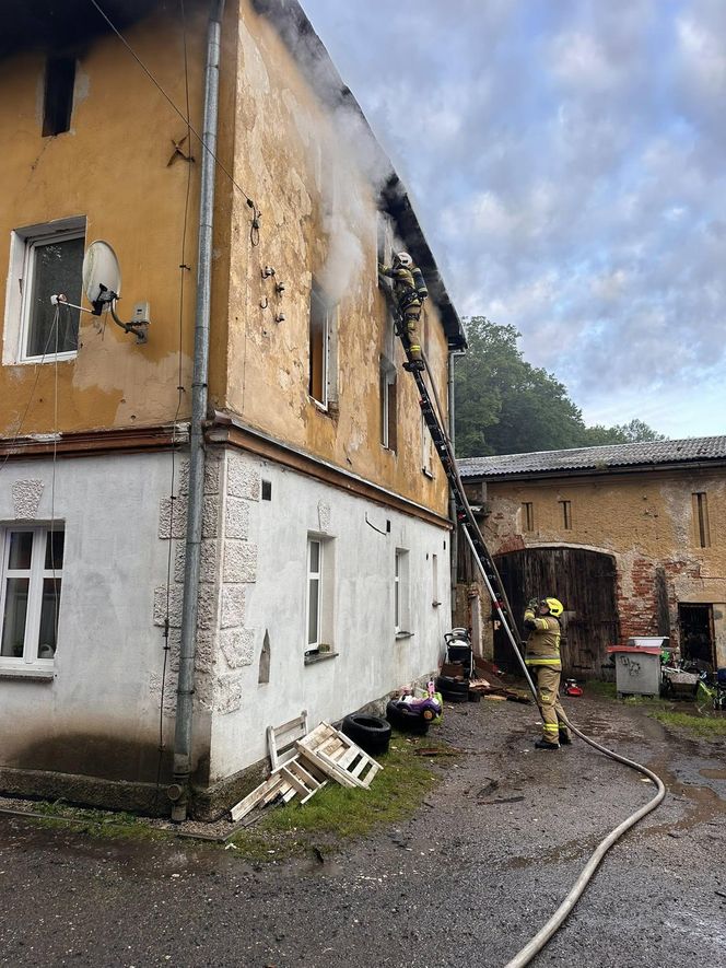 Dramatyczny pożar na Dolnym Śląsku. Mężczyzna ewakuowany przez okno, budynek doszczętnie zniszczony