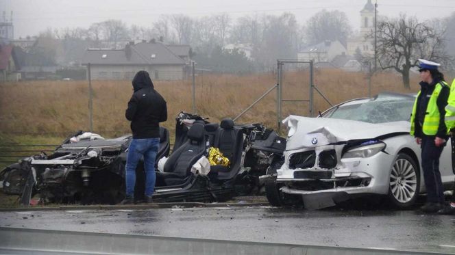 Dramat na S8. Zmiażdżony mercedes i bmw, strażacy wycinali rannych z wraków