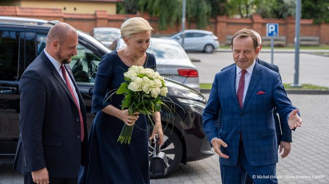 Agata Duda cichaczem odwiedza Rzeszów, a marszałek Ortyl wita ją bukietem róż 