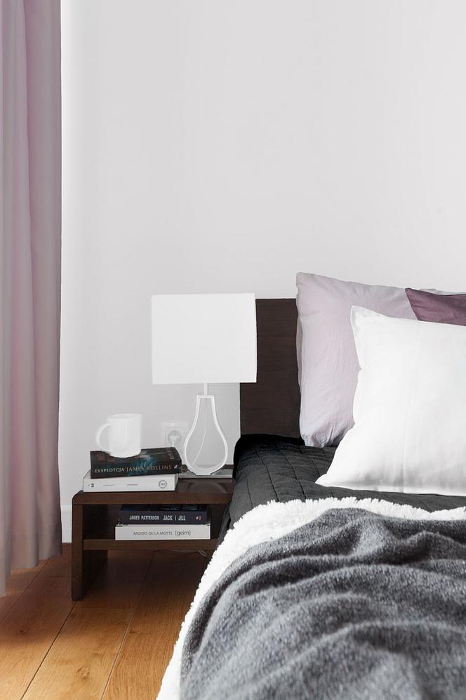 Minimalistyczna męska sypialnia z minimalna ilością mebli 