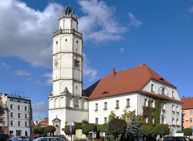Szok w Paczkowie! Kobieta spadła z wieży ratusza. Makabryczna śmierć
