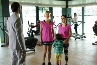 Barwy szczęścia, odcinek 1918. Kasia (Katarzyna Glinka), Anita (Karolina Porcari), Szymon (Maciej Marczewski)