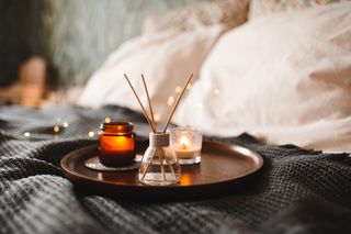 Kup za 5 zł i zapodaj kilka kropli. Ekspertki wskazały najtańszy sposób na naturalny zapach do domu. Możesz położyć na grzejniku, w szafie, a nawet w toalecie. Zapach rozniesie się po całym pokoju 