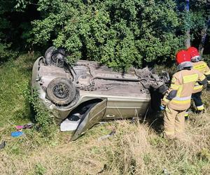 Auto wypadło z drogi i wylądowało w rowie!