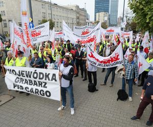 Protest związków zawodowych PKP Cargo i Poczty Polskiej w Warszawie