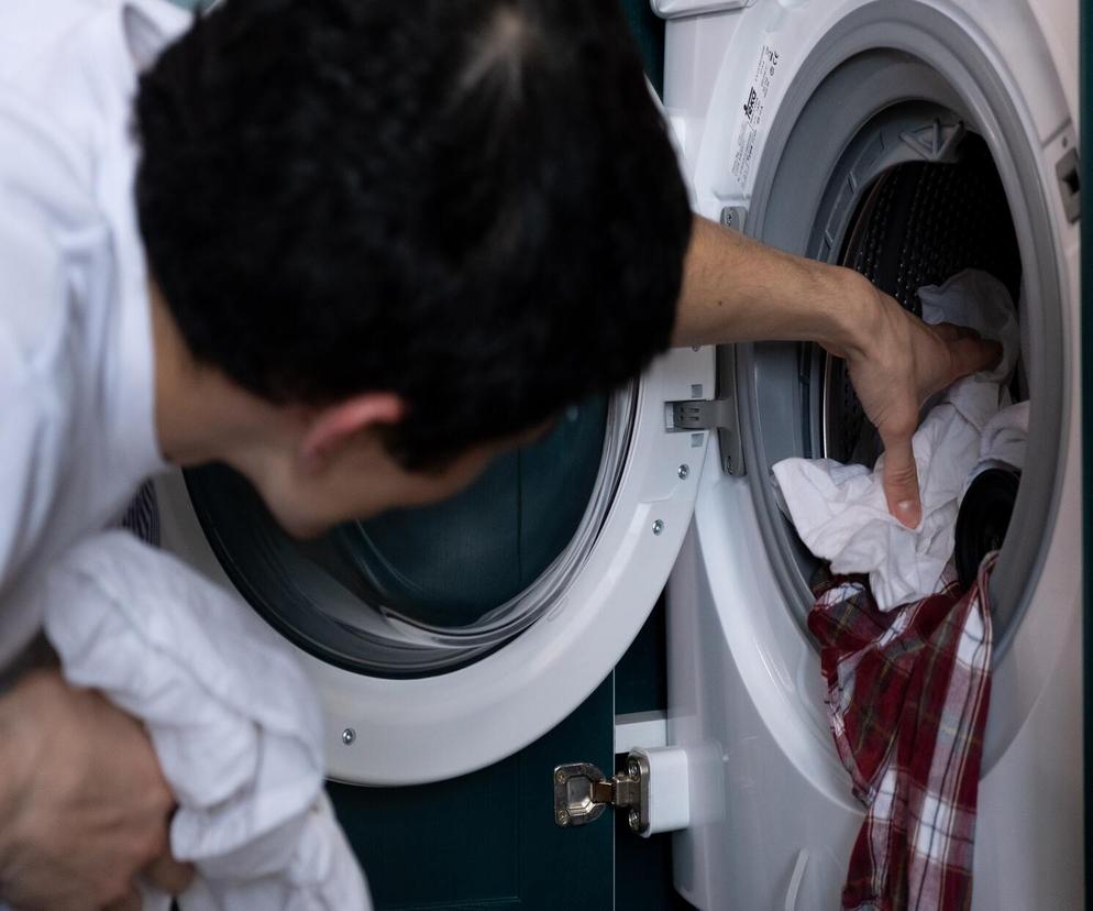 Jak po praniu wyciągnąć suche ubrania z pralki? Jest na to sposób, o którym na pewno nie wiedziałeś!
