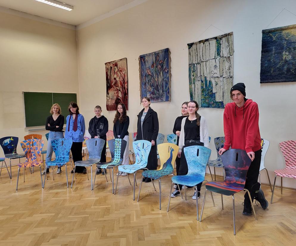 Uczniowie bielskiego Plastyka zmieniają używane krzesła w dzieła sztuki. A to wszystko w szczytnym celu