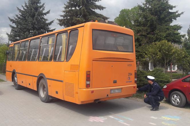 O krok od tragedii w powiecie świeckim. Nastolatka wypadła z jadącego autobusu!