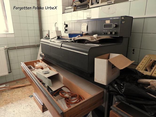 Lalka "śpiąca" w łóżku i urządzenia rehabilitacyjne. Co znajduje się w opuszczonym sanatorium przy polskiej granicy! [ZDJĘCIA]