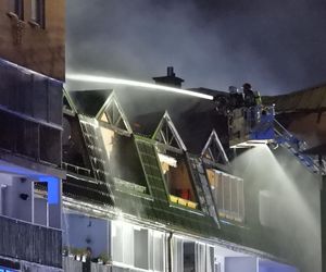 Pożar w Ząbkach. Strażacy przeszukują pogorzelisko