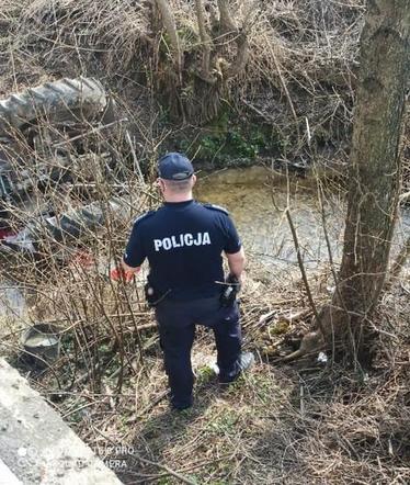 Tragiczny wypadek w Ulanicy. Traktorzysta zjechał z drogi i spadł do rzeki. Mężczyzna zginął na miejscu 