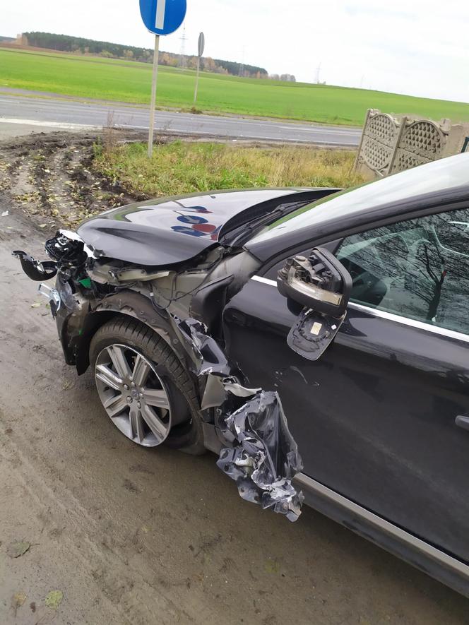 Stłuczka na obwodnicy Święciechowy. Przyczepa jednego auta uderzyła w drugie