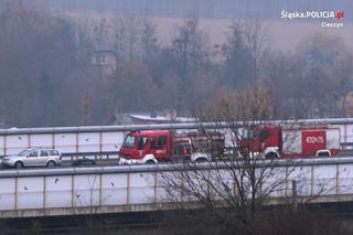 Gołoledź przyczyną wypadku na S52. Kierowca wpadł w poślizg, ale wyszedł z samochodu, wtedy potrącił go tir! [ZDJĘCIA]