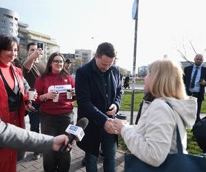 Rafał Trzaskowski rozdaje kawę