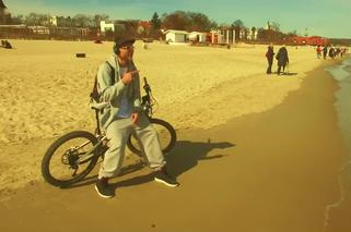 Trójmiejskie plaże w hip-hopowym teledysku. L.U.C., GrubSon... i orkiestra z Wejherowa namawiają do jazdy na rowerze