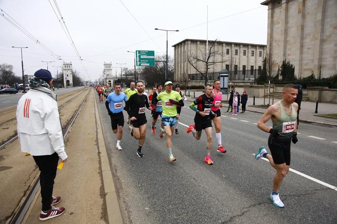 Bieg na Piątkę 2024, Warszawa - zdjęcia. Biegłeś? Szukaj się w galerii!