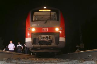 Atak terrorystyczny w Bawarii! 17-letni uchodźca porąbał pasażerów pociągu SIEKIERĄ! 