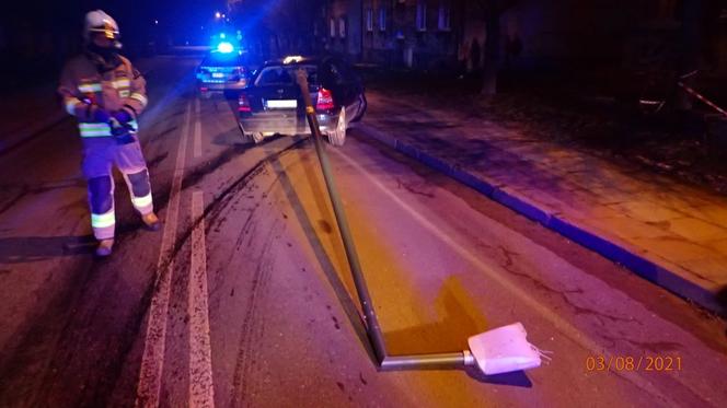 Rybnik: Pijany 36-latek skosił autem latarnię i zabrał ją na przejażdżkę
