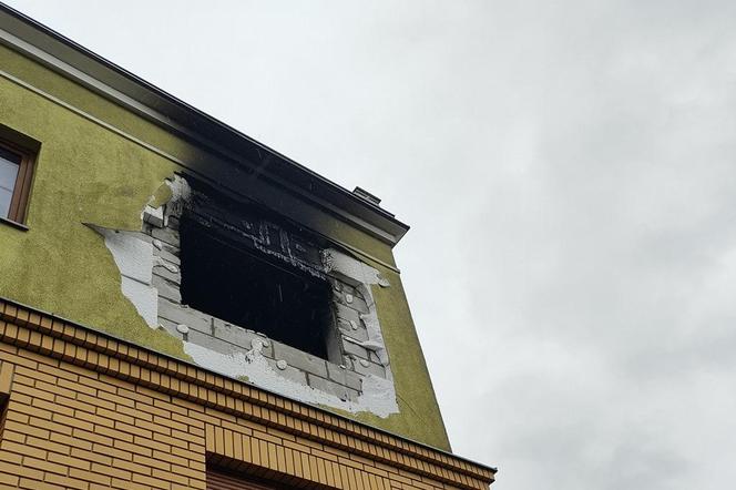 Śrem. Potężny wybuch w domu wielorodzinnym. Szyby wyleciały z okien, 30-letni Ukrainiec w stanie ciężkim