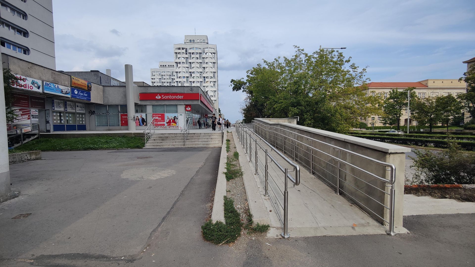 Remont esplanady przy Sedesowcach we Wrocławiu