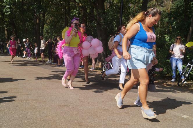 Bydgoszcz. Panie i panowie biegali w szpilkach w szczytnym celu! [ZDJĘCIA]
