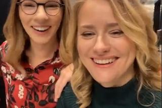 M jak miłość na planie. Sylwia (Hanna Turnau), Julia (Marta Chodorowska)