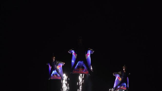 Ludzie-perseidy z Red Bull Skydive Team przelecieli nad Warszawą